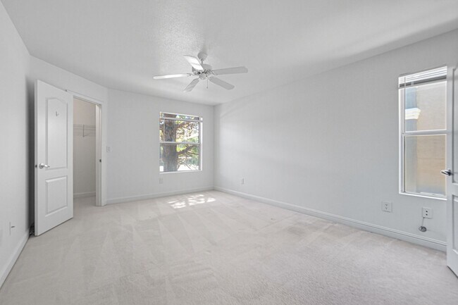 Building Photo - Beautifully maintained 1-story condo in Resort Style Community!