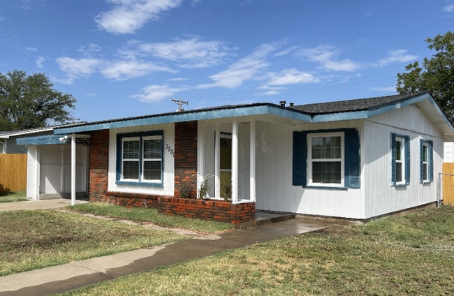 Building Photo - 3500 Lometa Dr