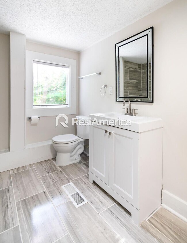 Building Photo - One Month Free Special!! Newly Renovated 4/2 in Midtown!