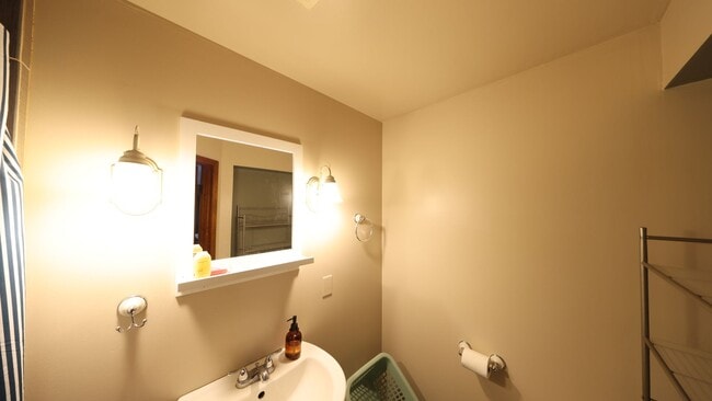 Building Photo - 5 Bed 2 Bath - Ideal for Group - Landscaping Included - Pet per Approval - NAS Whidbey