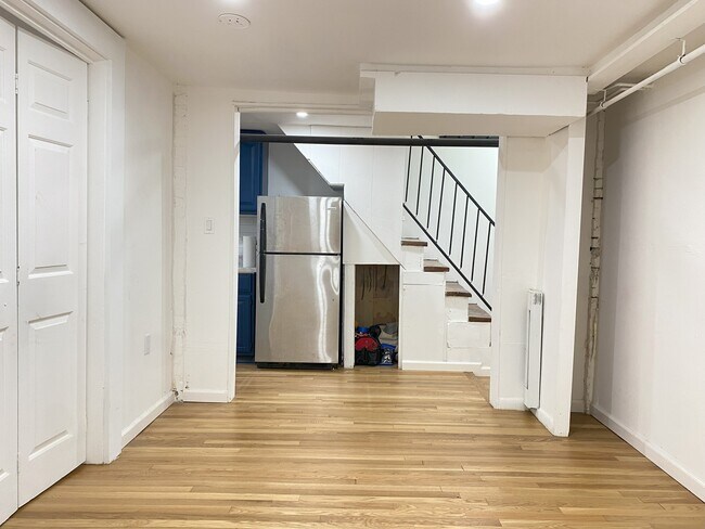 Building Photo - 686 Parker St