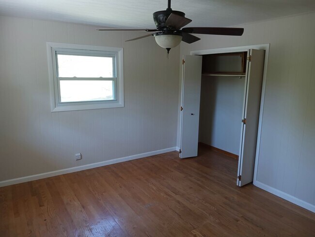 Building Photo - 3 or 4 Bedroom / 2 Bath Home   Kingsport TN