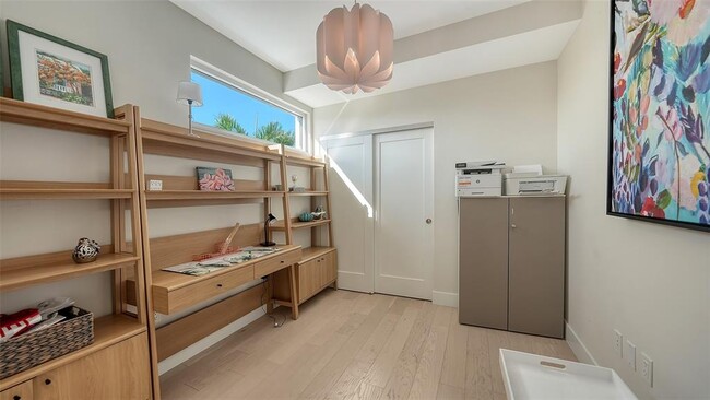 Building Photo - 635 S Orange Ave