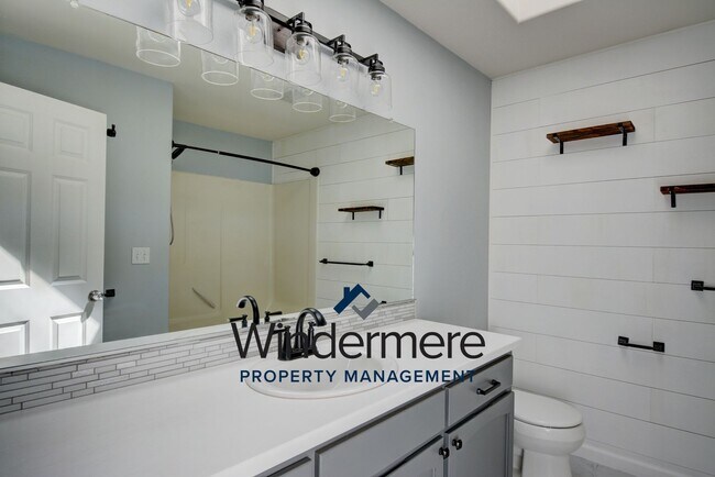 Building Photo - Modern 4 bed 2.5 Bath Home