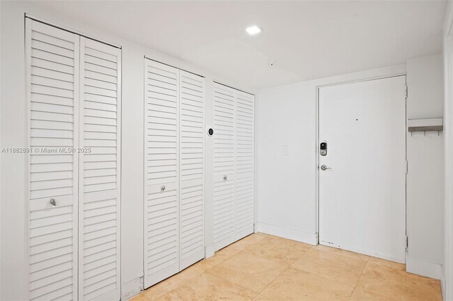 Building Photo - 555 NE 30th St