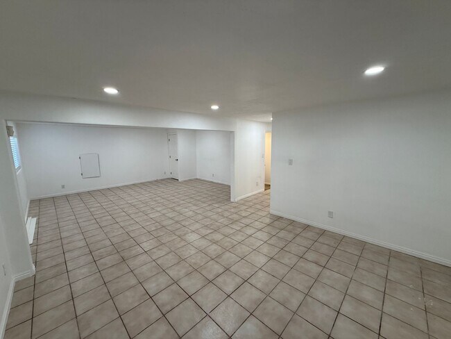 Building Photo - Beautiful 5 bedroom home!