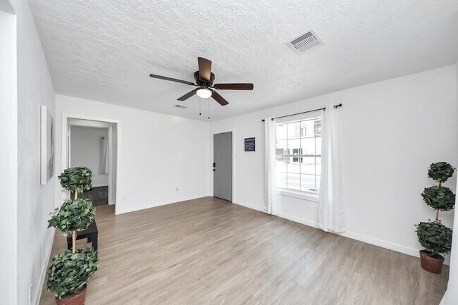Building Photo - 2210 Detering St