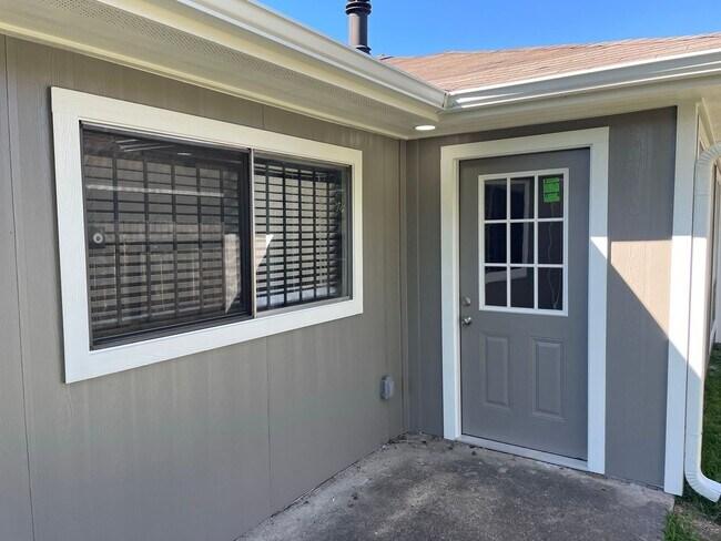 Building Photo - Charming 2 beds/2 baths duplex with privat...