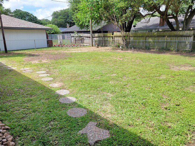 Building Photo - 1409 Drexel Dr