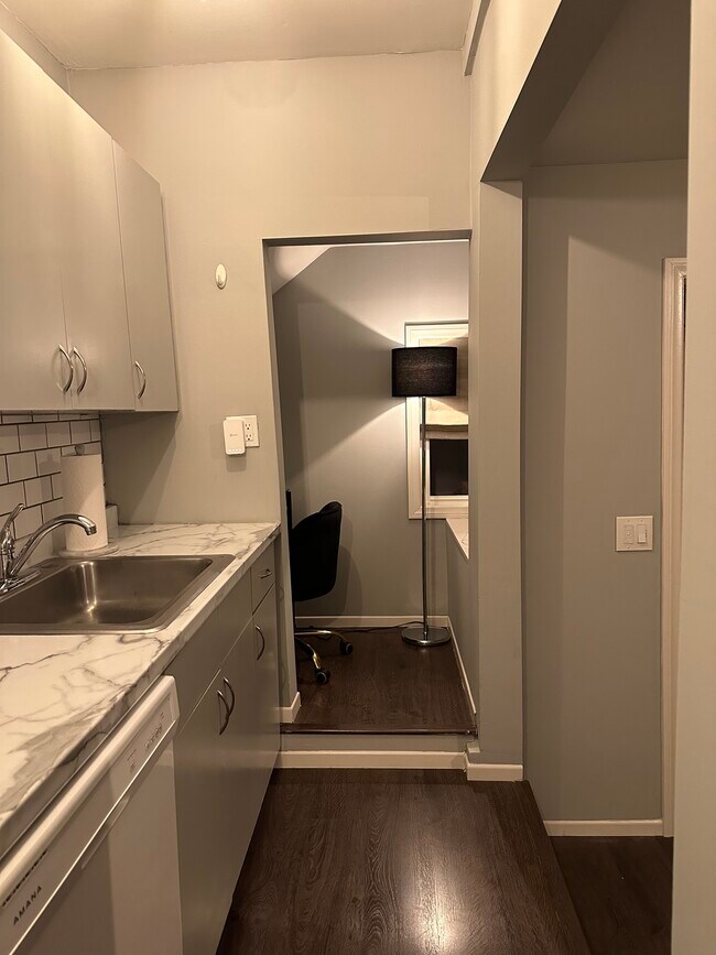 Building Photo - 2026 Holly Hill Ter