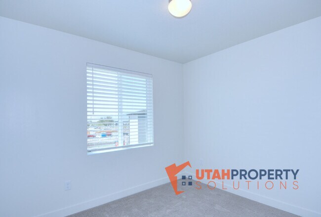 Building Photo - 962 W 500 S