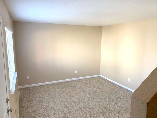 Building Photo - "Spacious 4-Bedroom Haven with 2 Full Baths in Prime Fort Collins Location!"