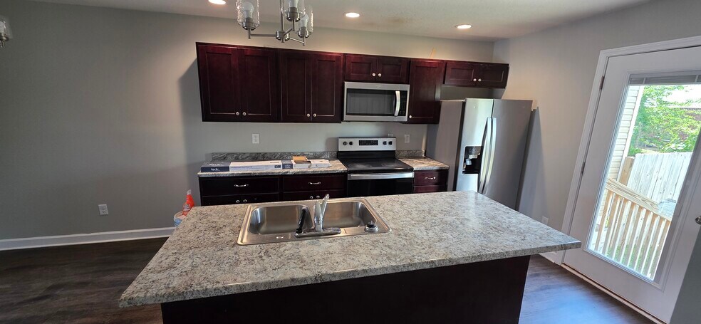 Building Photo - 285 Creekwood Ave
