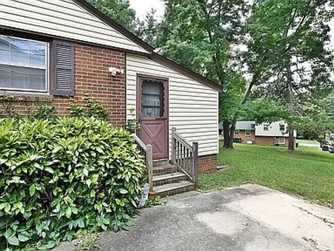 Building Photo - Discover the perfect blend of comfort and ...