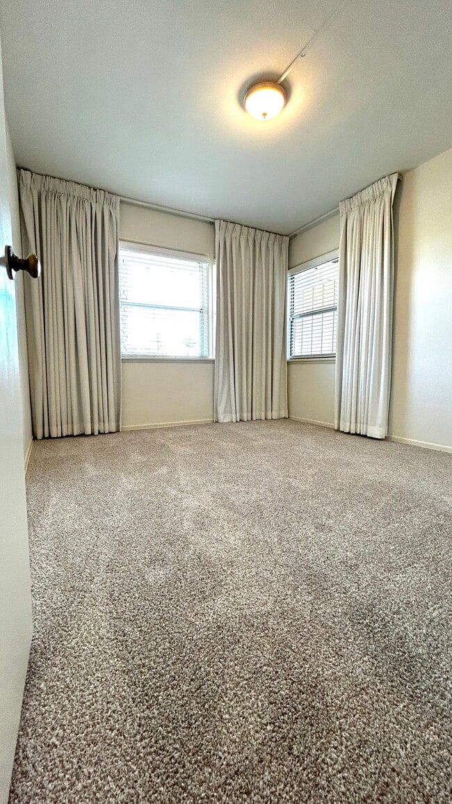 Building Photo - 251 S Church Ln