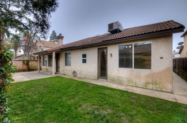 Building Photo - 2636 E Houston Ave