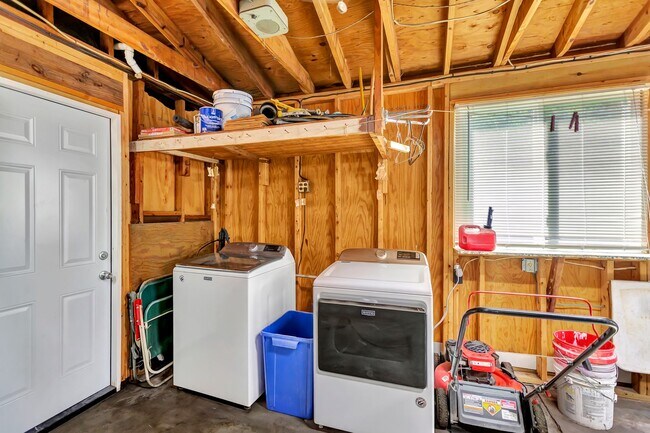 Building Photo - Completely Renovated Gem in Park Circle