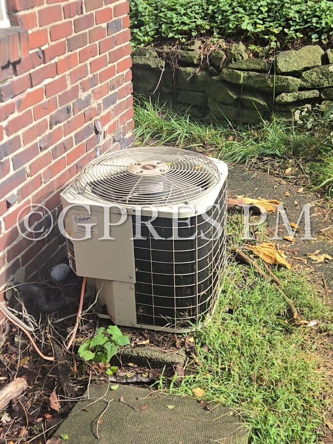 Building Photo - Welcome to this charming 3-bedroom, **Price reduction**