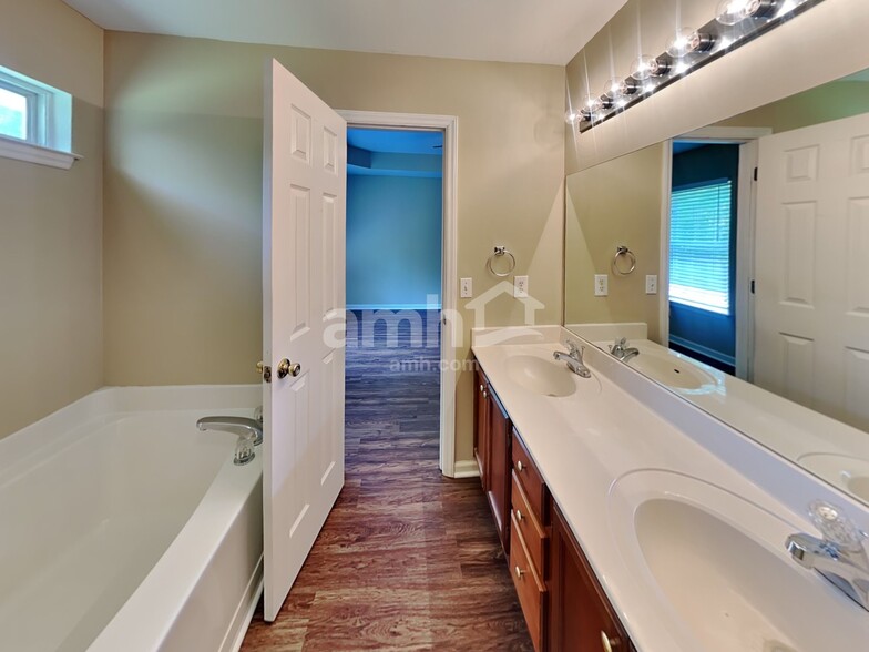 Building Photo - 1578 Laurel Ledge Dr