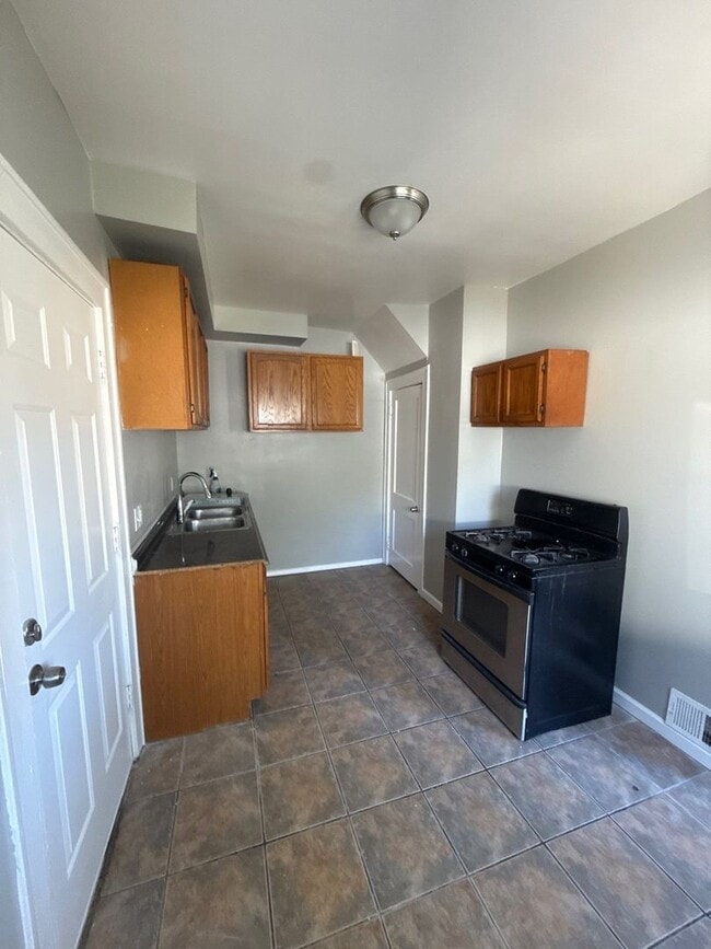 Building Photo - 4 Bedroom 2 Bath Home in Lincoln Park