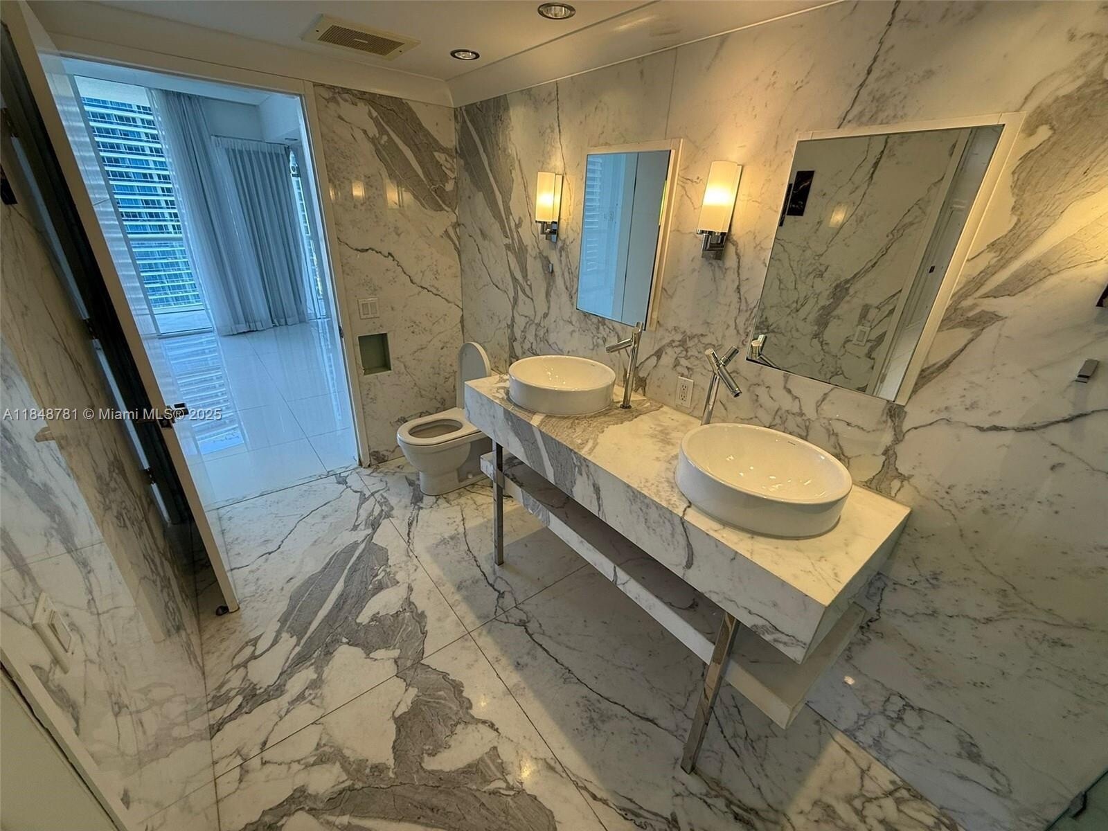 Building Photo - 485 Brickell Ave