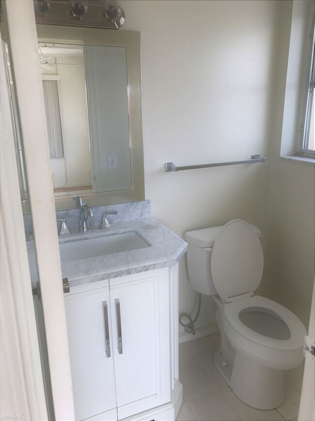 Building Photo - 2 br, 1.5 bath Condo - Imperial Point Gardens