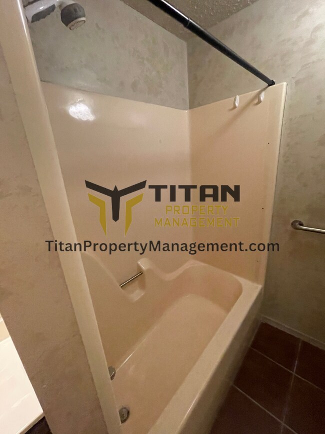 Building Photo - 2 Bed/2 Bath End Unit Apartment