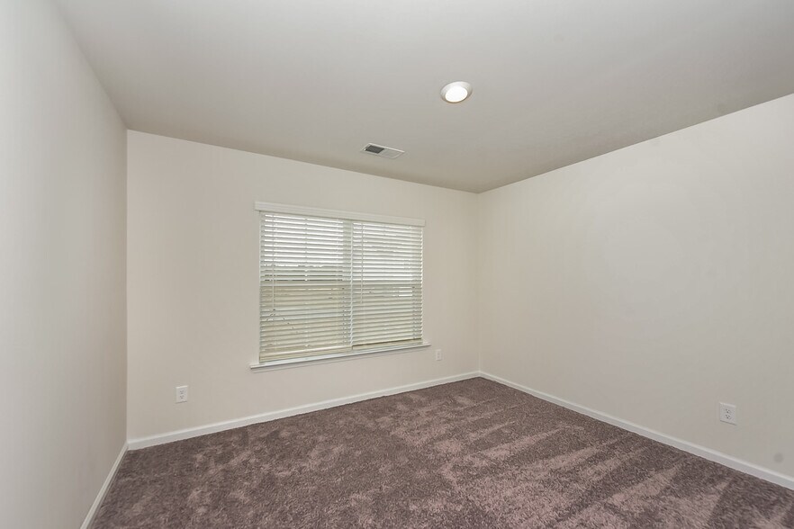 Building Photo - 153 King Buck Dr