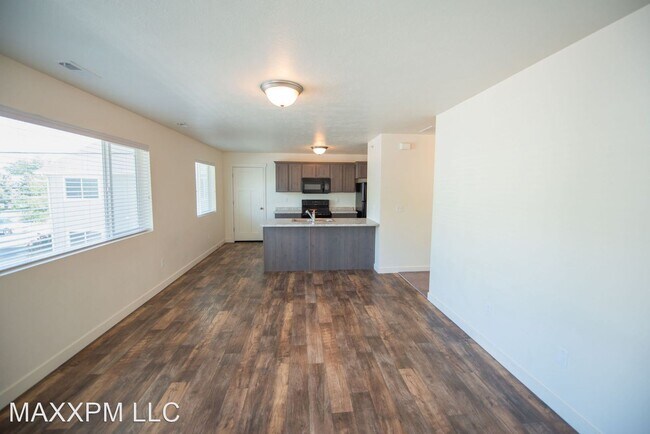 Building Photo - 656 W Meadow Dr