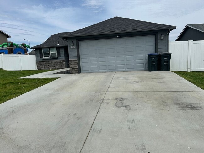 Building Photo - 3 bed, 2 bath Rambler, near Park Orchard. Fully fenced.