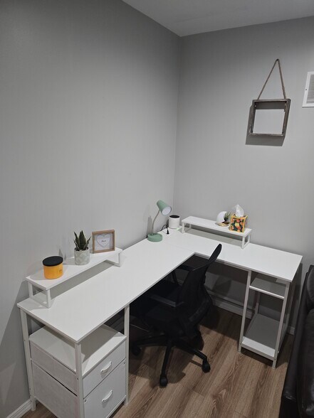 Desk area with chair - 510 North St