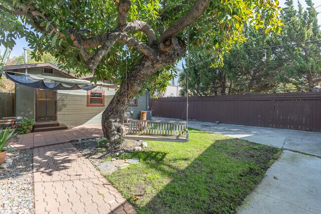 Building Photo - 3418 Greensward Rd