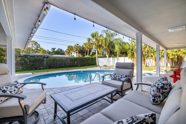 Building Photo - 802 Camelia Dr