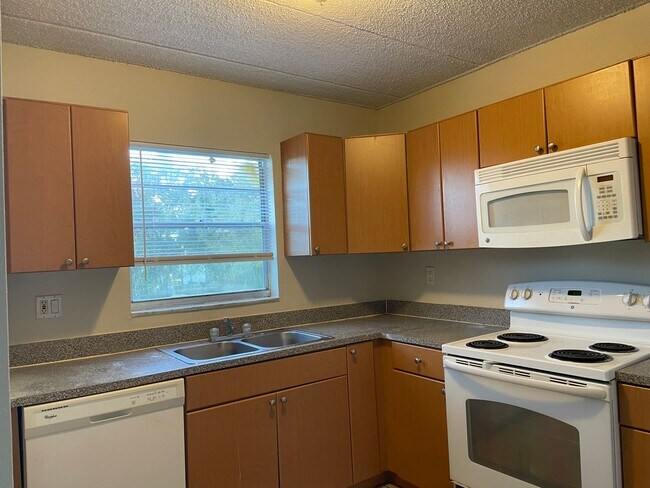 Building Photo - 1bed/1bath move-in ready condo $1140/month available December 2025