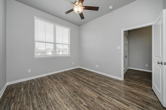 Building Photo - 521 Fallbrook Dr