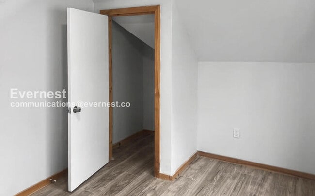 Building Photo - 1 Bed, 1 Bath with Off-Street Parking / Pet-Friendly / Vouchers Accepted / Available Now!