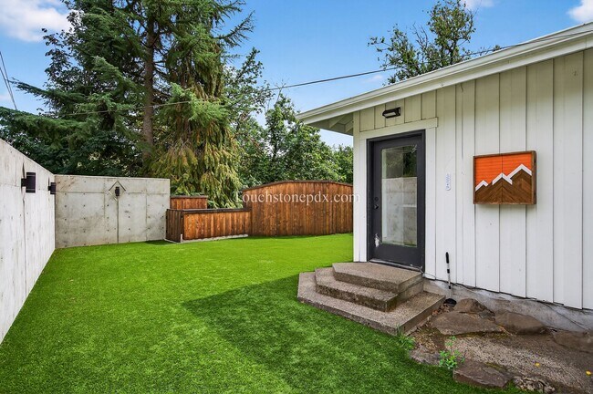 Building Photo - 4.5 Acre Dream Home in Oregon City Awaits