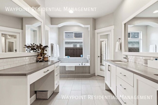Building Photo - 1220 W Legarreta Dr