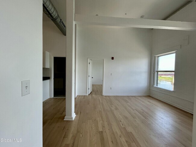Building Photo - 155 River St