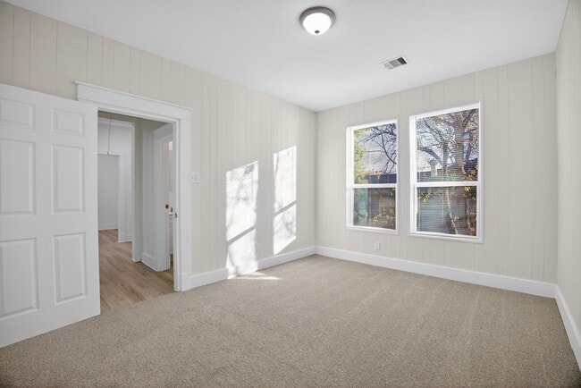 Building Photo - 304 W Vulcan St