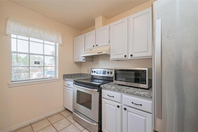 Building Photo - 2030 Plantation Dr