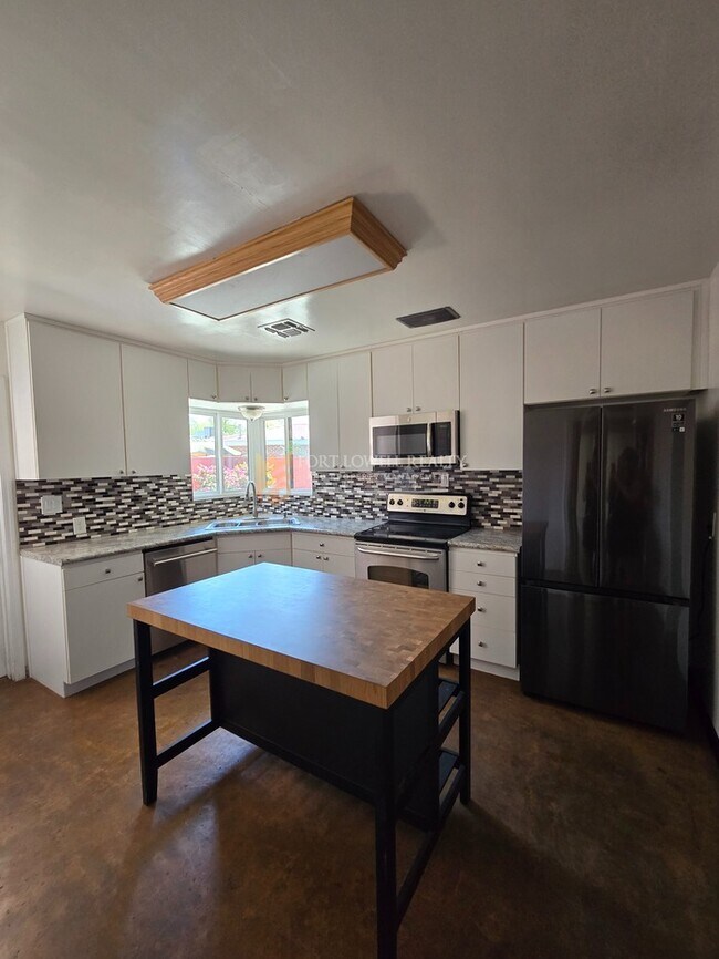 Building Photo - Vintage 3 Bedroom, 2 Bath Home with all the Modern Conveniences!!