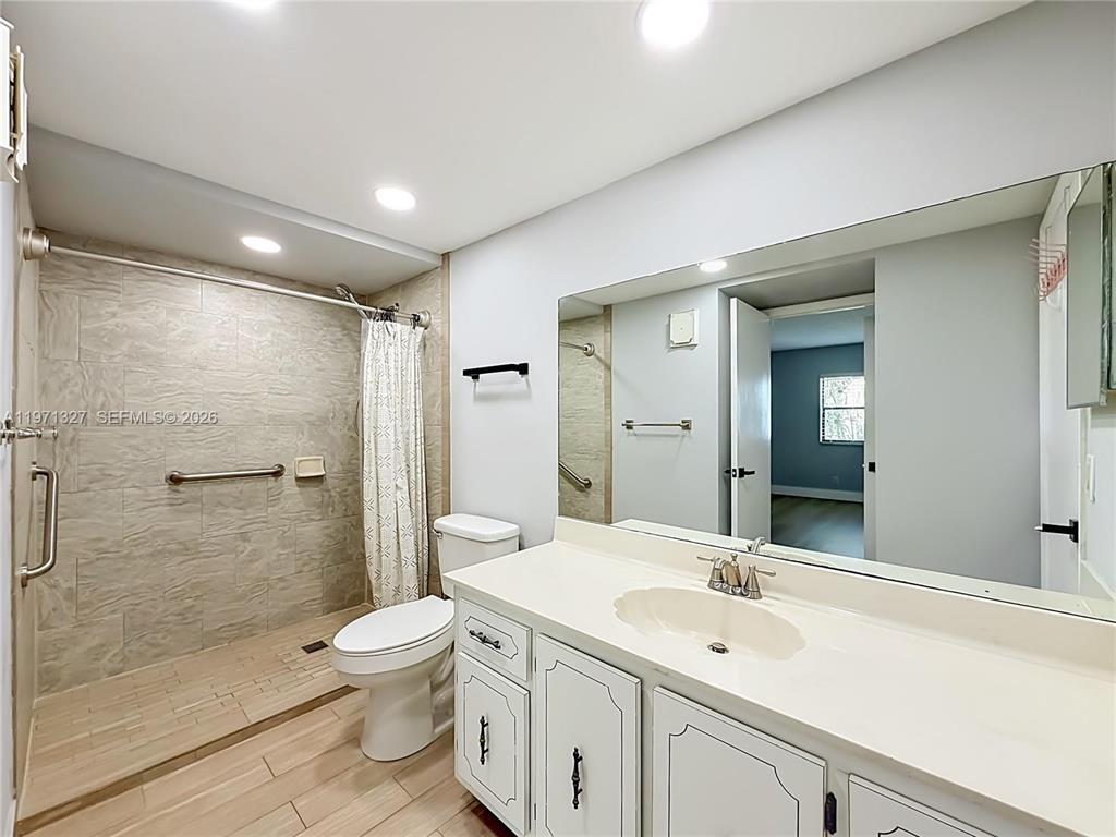 Building Photo - 210 Lakeview Dr