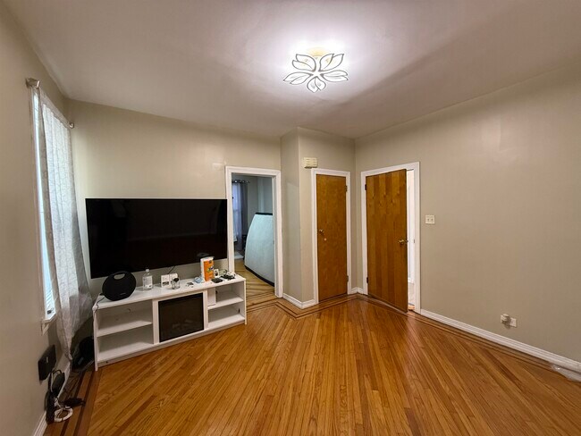 Building Photo - 360 Ege Ave