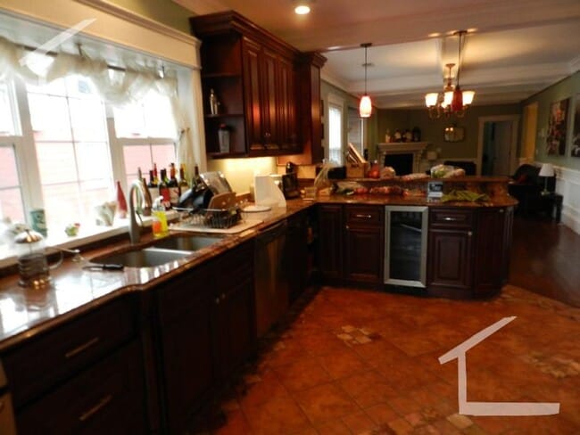 Building Photo - No Brokers Fee, No Security Deposit, Luxury Finishes, Sauna, Central Heat/AC, In-Unit Washer and ...