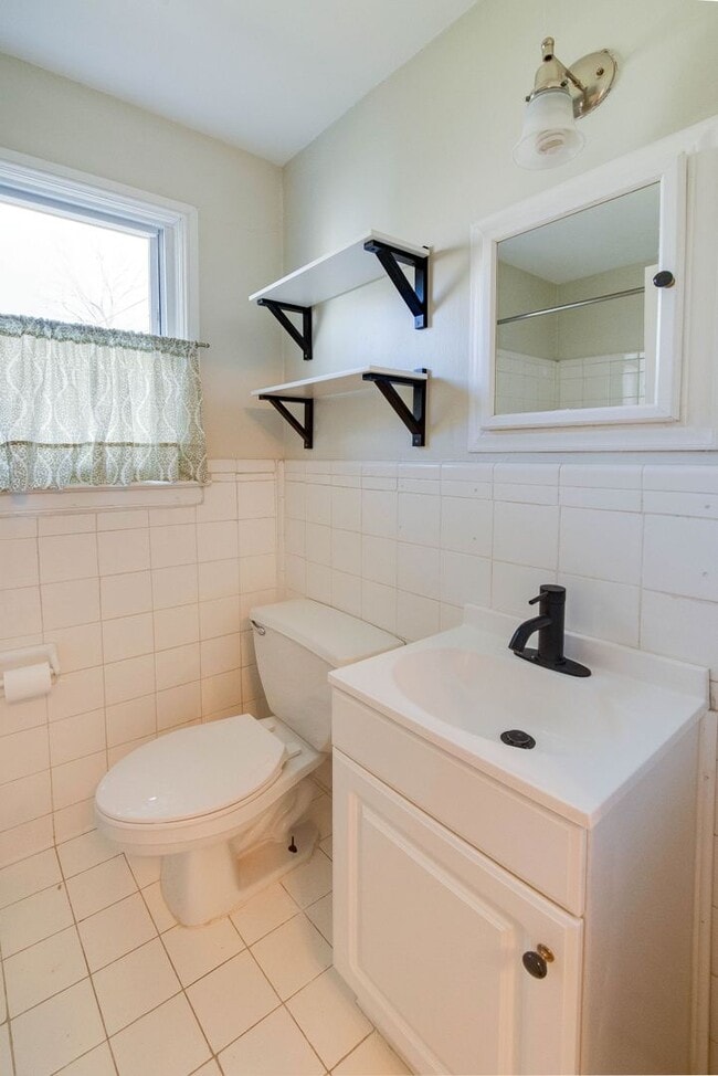 Building Photo - Stunning Myers Park 2 bedroom townhome sty...