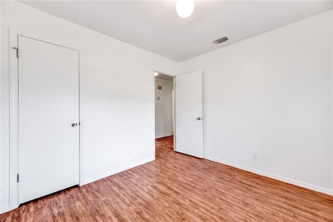 Building Photo - 11904 Broad Oaks Dr