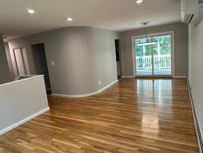 Building Photo - 1618 Spur Dr S