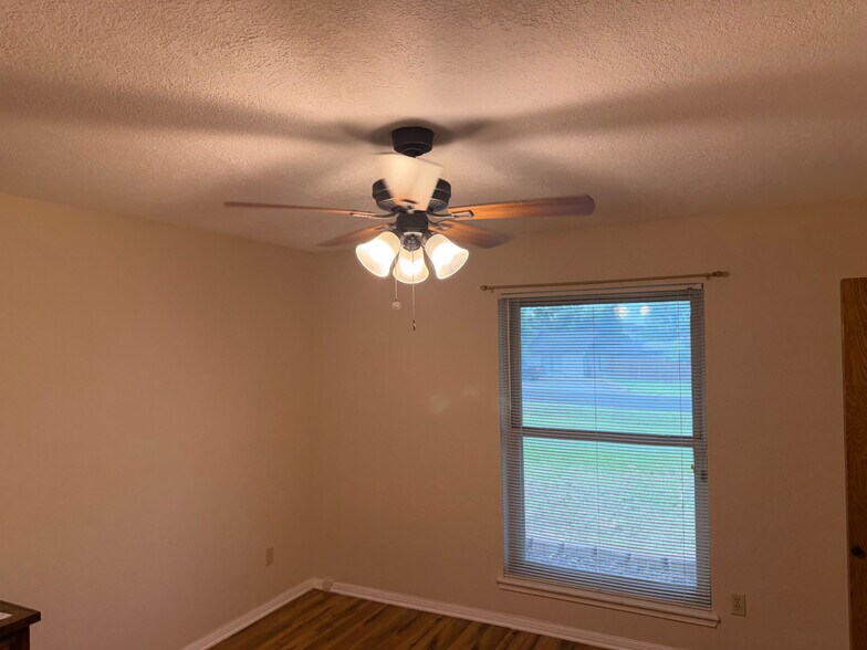 Building Photo - Room in House on Magic Hill Dr