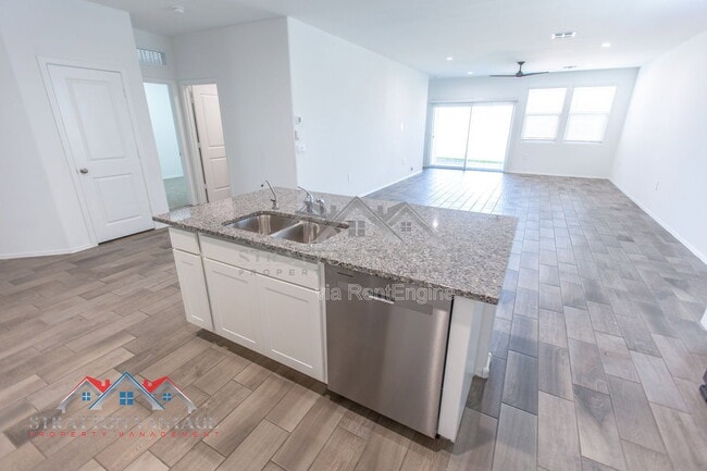 Building Photo - 1330 W Hess Ave